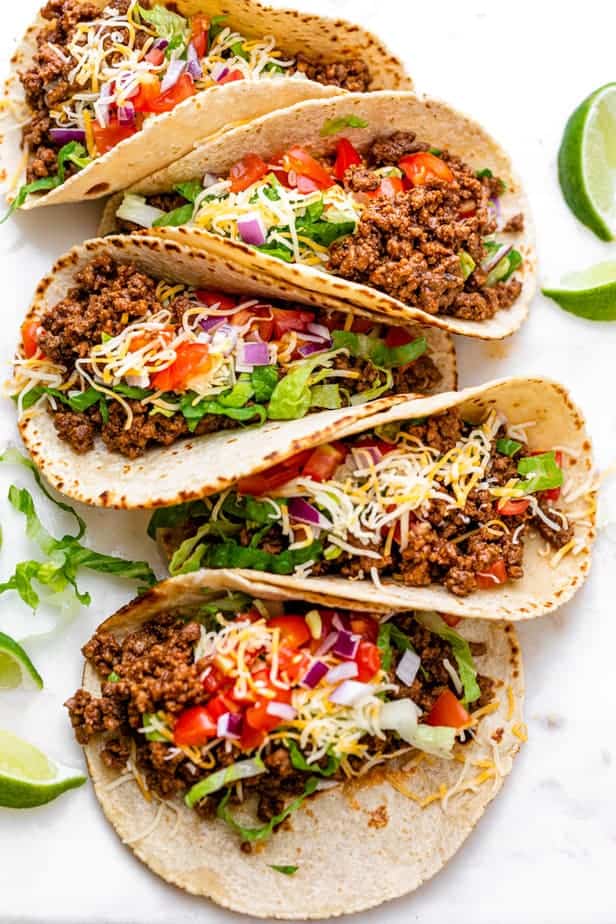 Tacos z mieloną wołowiną to jeden z naszych ulubionych rodzinnych posiłków w dni powszednie, szczególnie w Taco Tuesdays! Mam szybką domową przyprawę do taco , której uwielbiam używać w tym przepisie, dzięki czemu mogę ugotować mięso taco w 10 minut. Wypróbuj ją, a stanie się Twoim nowym wyborem na wieczór taco!