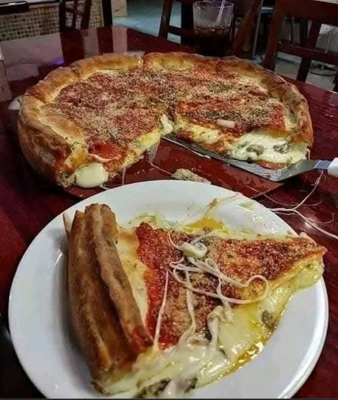 Domowa Pizza w Stylu Chicago Deep Dish – Gruba, Serowa i Niezwykle Smakowita!