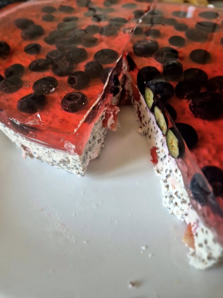 🍰 Sernik na zimno z chia – lekki, bez cukru i pełen owoców! 💛