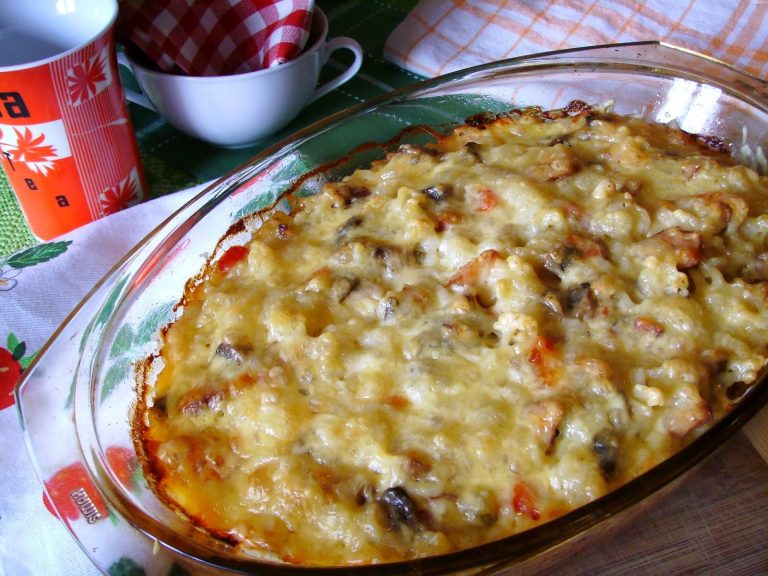 Makaron zapiekany z kurczakiem, boczkiem, salami i serem