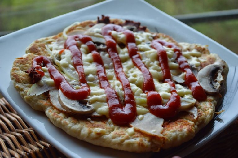 Pizza z patelni, chrupiąca pizza bez użycia piekarnika